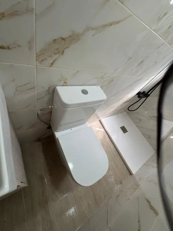 Baño moderno con mueble blanco y grifería negra - Barcelona